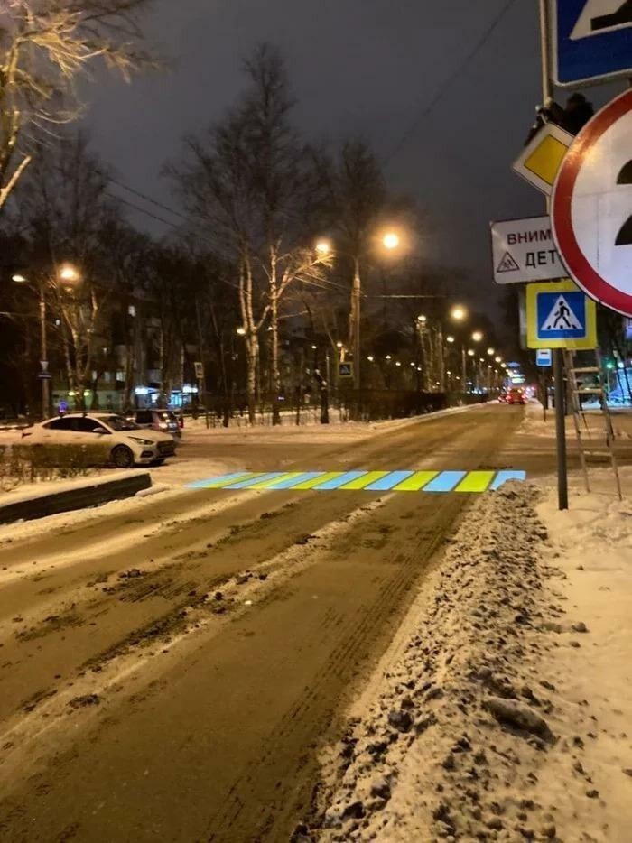 Этот пешеходный переход проецируется на грязную зимнюю дорогу