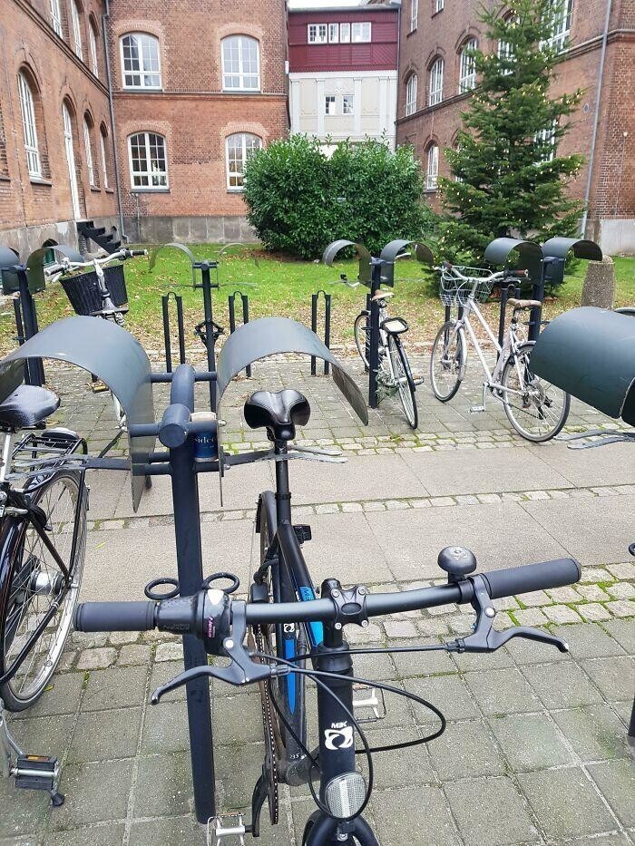 Стоянка для велосипедов — с крышей для сиденья, чтобы они не намокли во время дождя