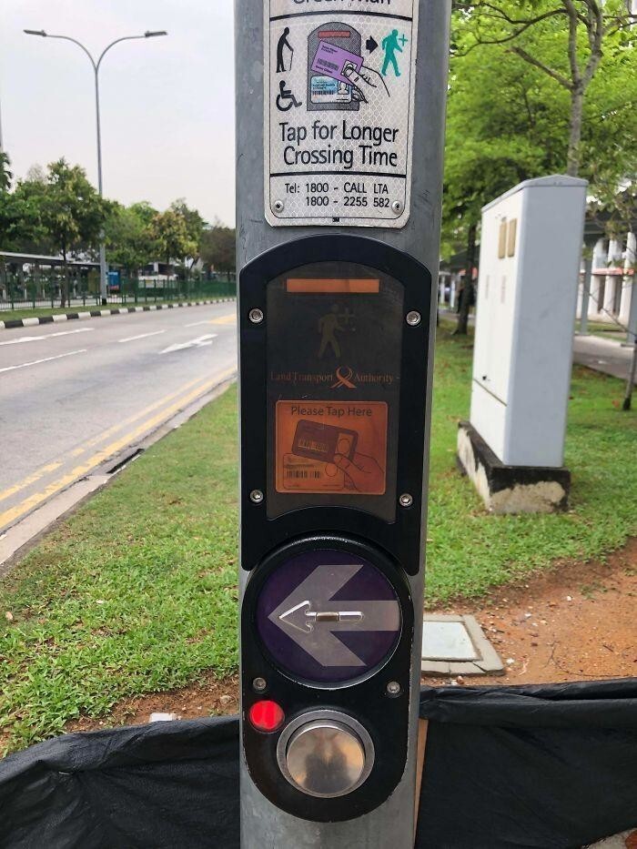 Если вы пожилой человек или инвалид, вы можете получить специальную карточку, которая позволит вам переходить дорогу с более длительным обратным отсчетом времени (Сингапур)
