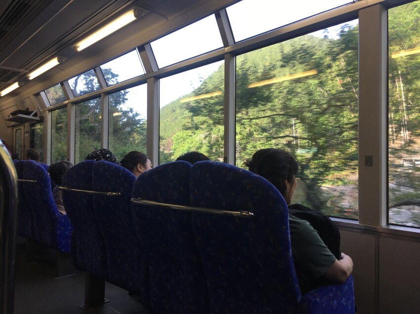В японском поезде вы можете повернуть сиденья так, чтобы вам удобнее было любоваться пейзажем