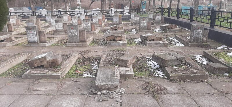 Начало нового года в духе украинских политиков: разбитые надгробия советских солдат и оскверненный п