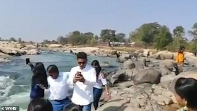 В Индии девушка погибла, позируя для селфи на берегу очень бурной реки