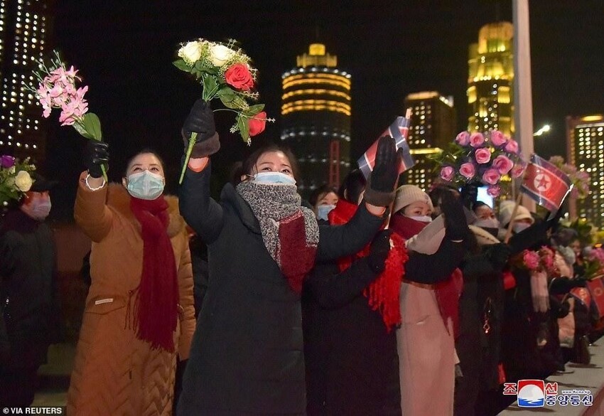 Ким Чен Ын похвастался новой баллистической ракетой на военном параде в Пхеньяне