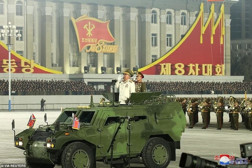 Ким Чен Ын похвастался новой баллистической ракетой на военном параде в Пхеньяне
