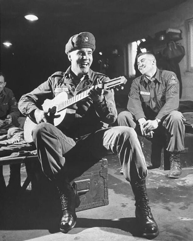 Элвис Пресли играет для своих однополчан, во время службы в армии. 1959 год