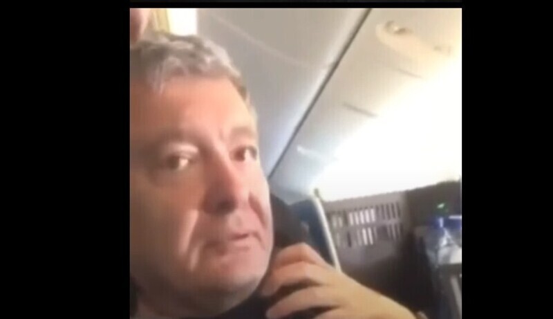 Украинский националист обматерил Петра Порошенко в самолете