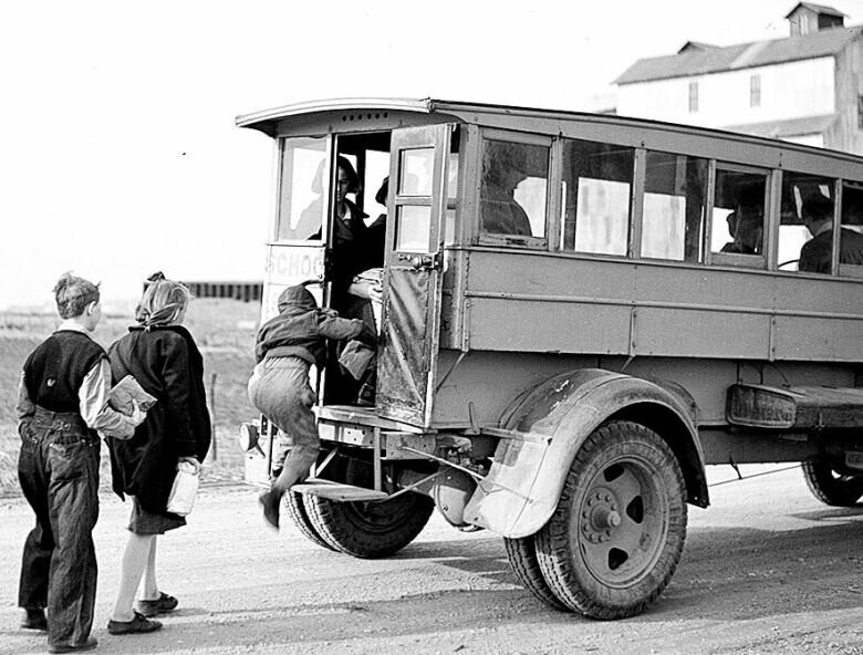 Реальное историческое фото сельского школьного автобуса. Индиана, 1937 год
