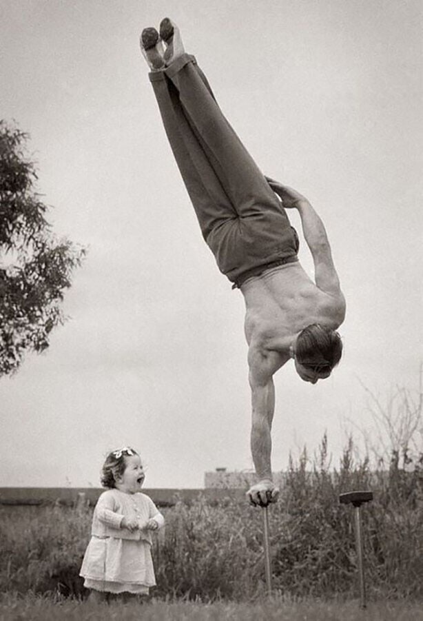 "Самый лучший зритель" папа показывает маленькой дочери свое умение стоять на руке, Австралия, 1940 год
