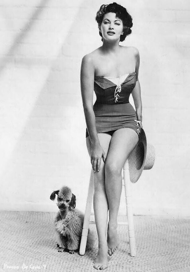 Актриса, танцовщица, певица и невероятно красивая женщина, по которой сходили с ума зрители 1950-1960-х – Ивонн де Карло на фото в молодости
