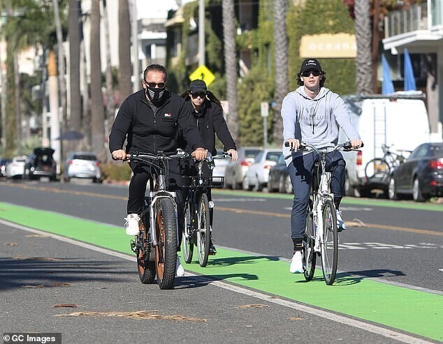 Арнольд, Патрик и Кристина (одна из сестер Патрика) на велосипедной прогулке в Санта-Монике