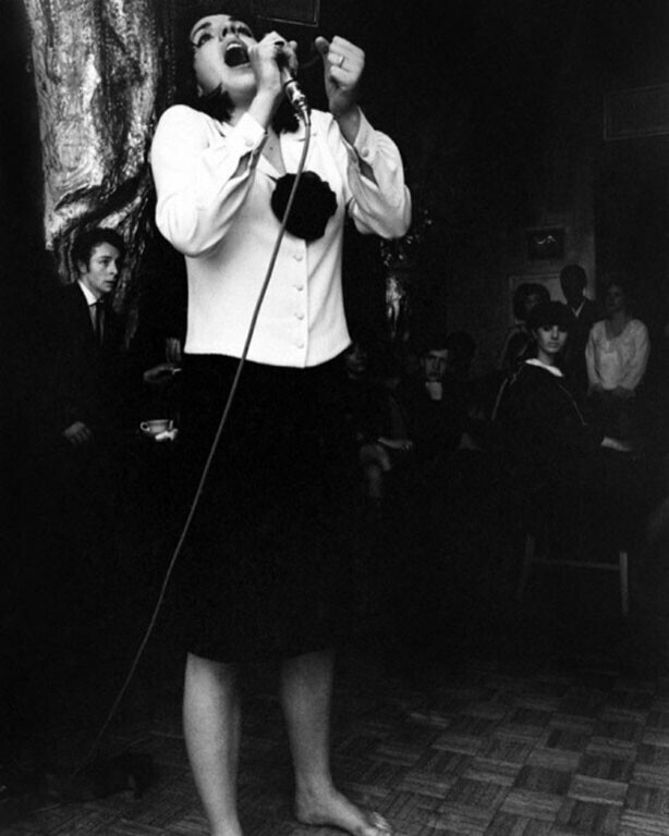 19-летняя Лайза Миннелли поёт для гостей в свой день рождения, 1965 год