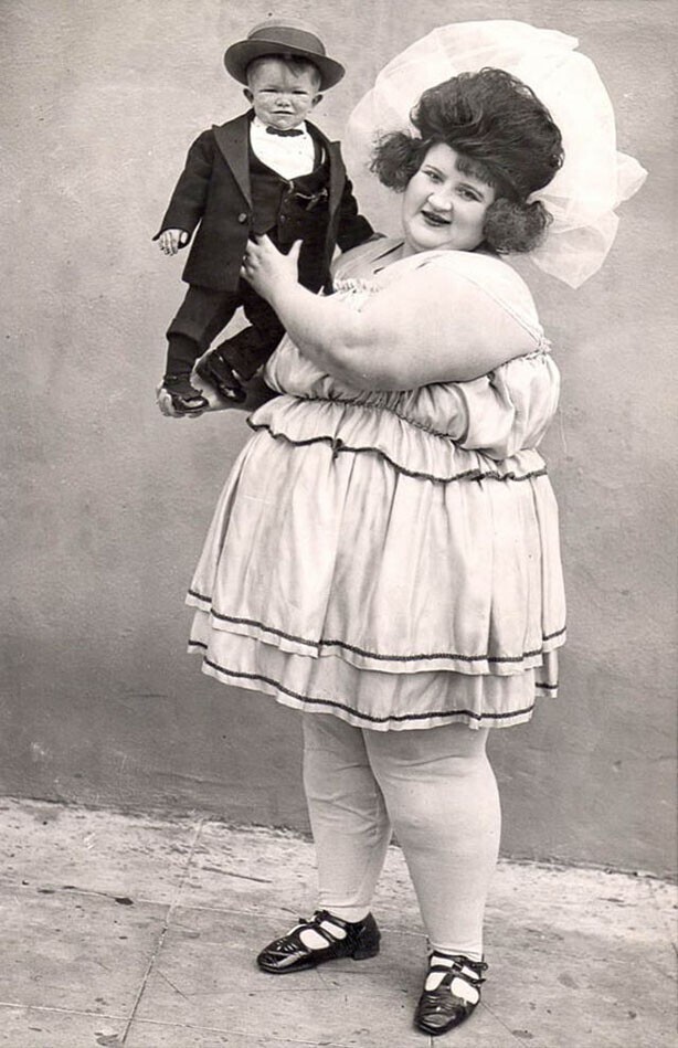 Самая большая женщина рядом с самым маленьким мужчиной в мире, Июль 1922 года.