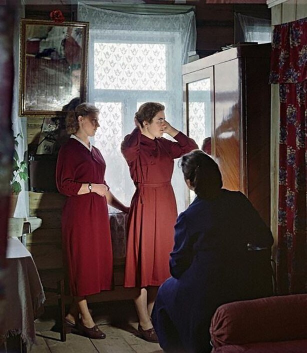 Девушки собираются в клуб, Борис Кузьмин, 1959 год