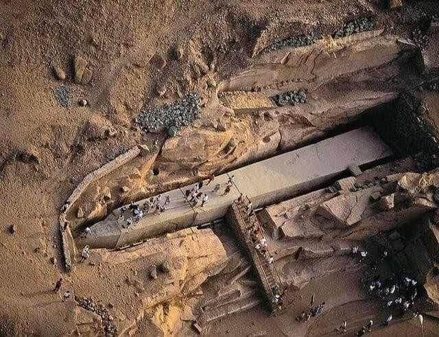 Гигантский недостроенный обелиск в Асуане, Египет
