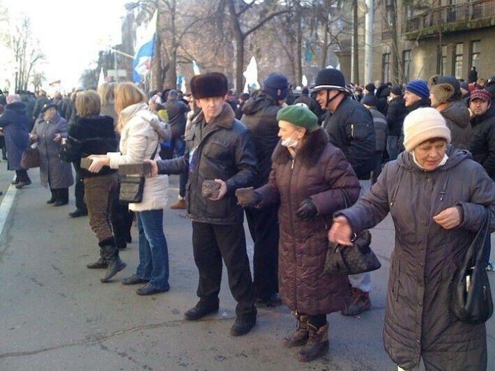 Так и хочется спросить людей с фото. Ну Как вам теперь европейские платежки за ЖКХ?