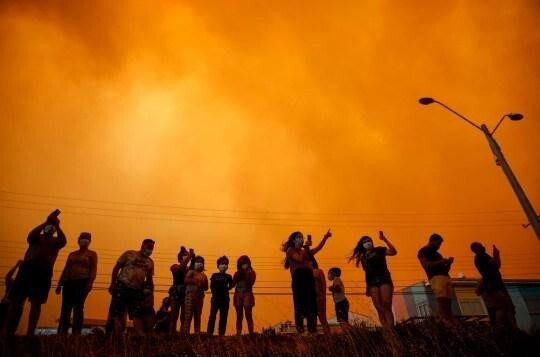 Лесные пожары окрасили чилийское небо в красный