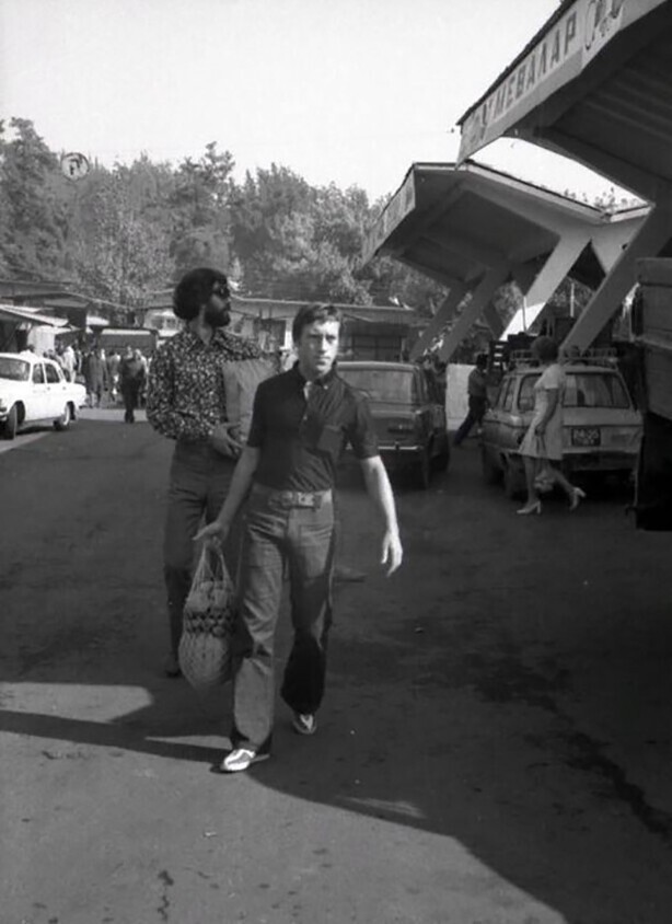 Борис Хмельницкий и Владимир Высоцкий на Алайском базаре. Ташкент, сентябрь 1973 года. © Фото Анатолия Васильева