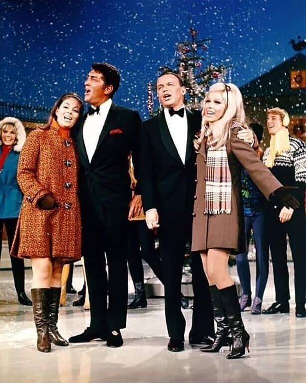 Дин Мартин и Фрэнк Синатра со своими дочерьми Гейл и Нэнси во время выступления на Рождественском шоу. 1967 год