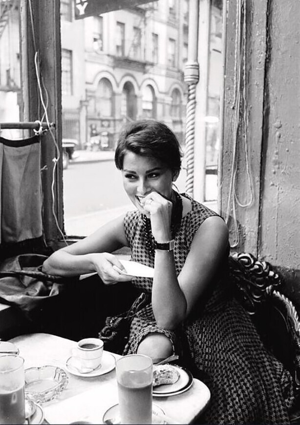 Софи Лорен в кафе, Нью-йорк, июнь 1958 года. Фото: Peter Stackpole
