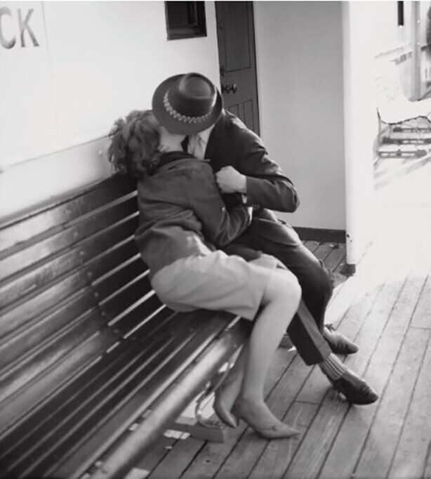 Молодая пара, целуется на скамейке, около 1965 года. (Фото Дэвида Редферна / Redferns / Getty Images)