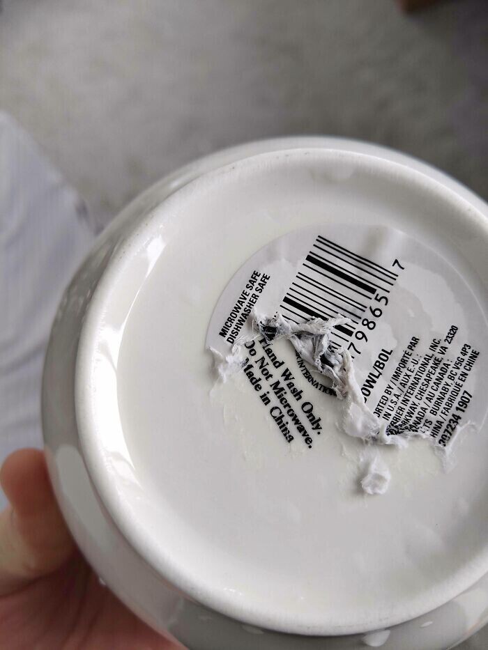 9. На чашке написано: "Мыть только вручную, не использовать в микроволновке". На стикере сверху - "Подходит для микроволновки. Подходит для посудомоечной машины"
