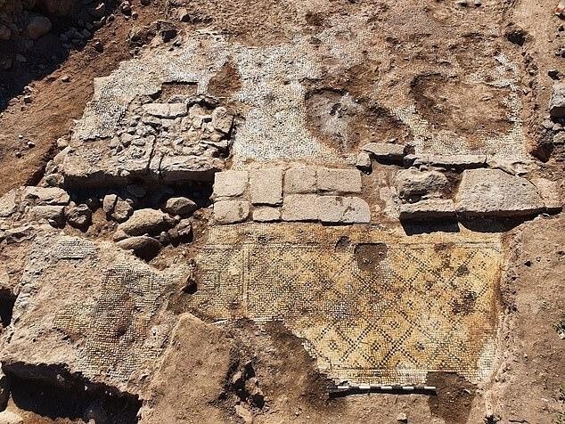 В Израиле обнаружили 1500-летнюю табличку с упоминанием Христа на древнегреческом