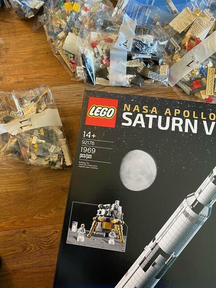 Космический аппарат "Сатурн-5" в конструкторе LEGO собирается из 1969 деталей. Это число выбрано специально - ведь в 1969 году человек впервые ступил на Луну