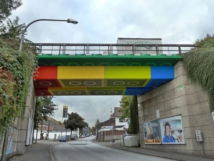 Перекрытия моста в Германии раскрасили под конструктор LEGO