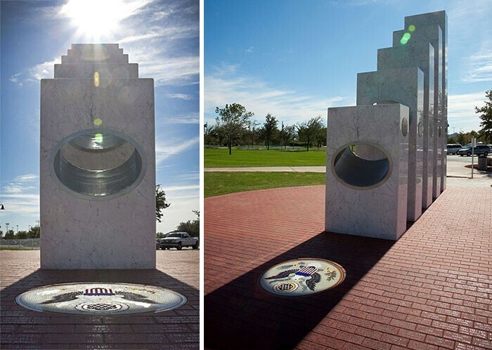 11 ноября, в День ветеранов, ровно в 11.11 солнечный луч проходит сквозь отверстия в пяти колоннах, символизирующих роды войск, и фокусируется на мозаике, которая изображает Большую печать США