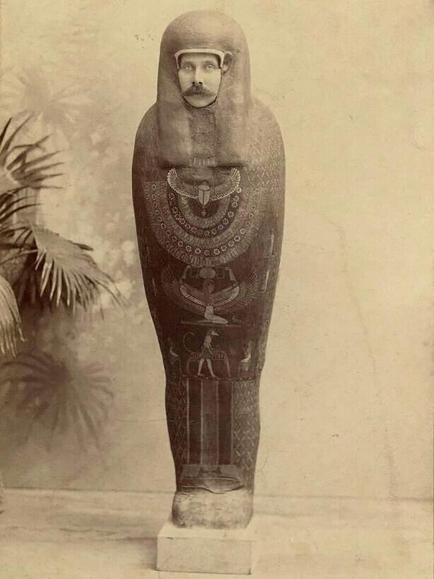 Австрийский эрцгерцог Франц Фердинанд фотографируется на память в саркофаге мумии, 1890-е
