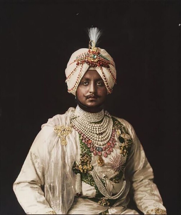 Махараджа сэр Бхупиндер Сингх из Патиалы, правитель махараджей княжеского государства Патиала с 1900 по 1938 год, сфотографирован в короне стоимостью примерно 33 миллиона долларов. 1911 год