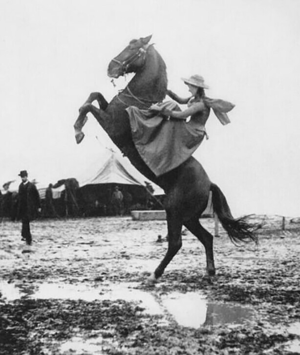 Девушка демонстрирует свои навыки верховой езды, 1890 год