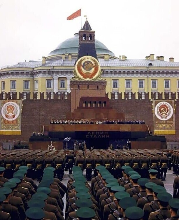 Мавзолей Ленина и Сталина. СССР, Москва. 9 мая 1961 года. А уже в октябре Сталина убрали из Мавзолея