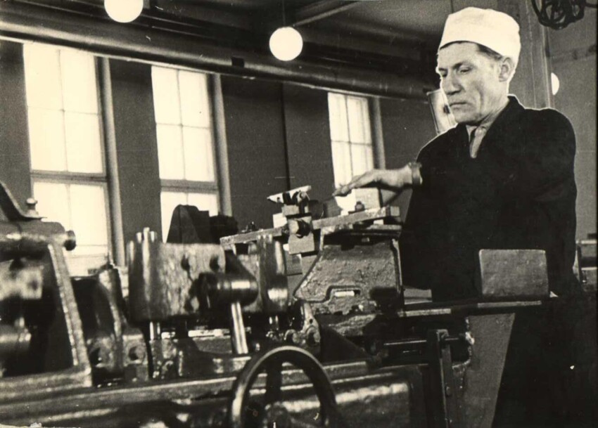 Михаил Егоров - станочник в РМЦ на молокозаводе (фото сделано после войны)