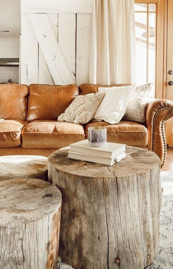 Деревянная мебель также встречается  в скандинавском стиле - морозы, деревянные домики, клетчатые одеяла и звериные шкуры