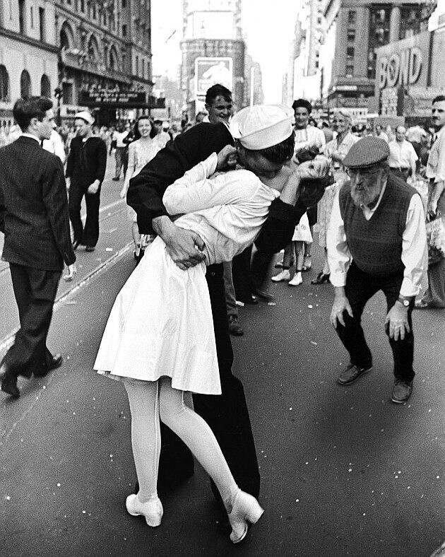 Знаменитый снимок «Поцелуй на Таймс-сквер» (1945)