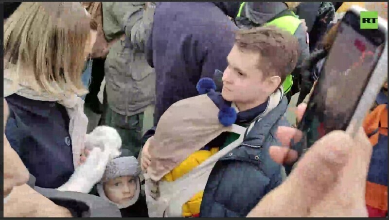 Человек с грудным младенцем на Пушкинской среди толпы навальнят