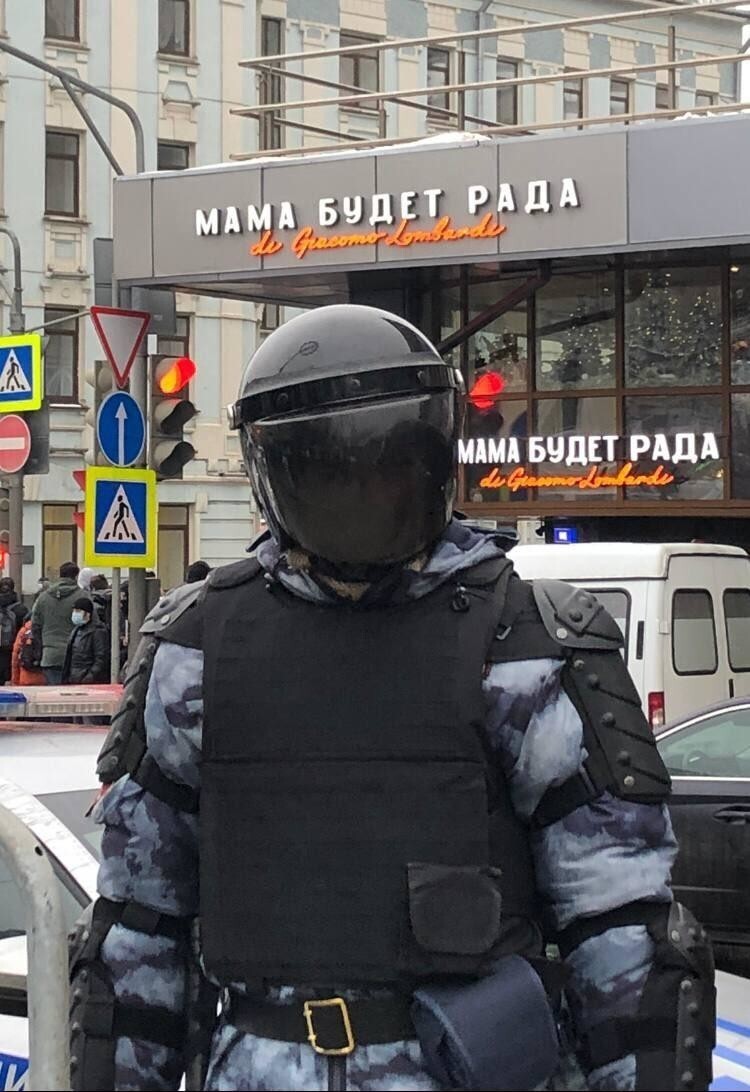 В Петербурге протестующий напал на автоинспектора и скрылся в толпе