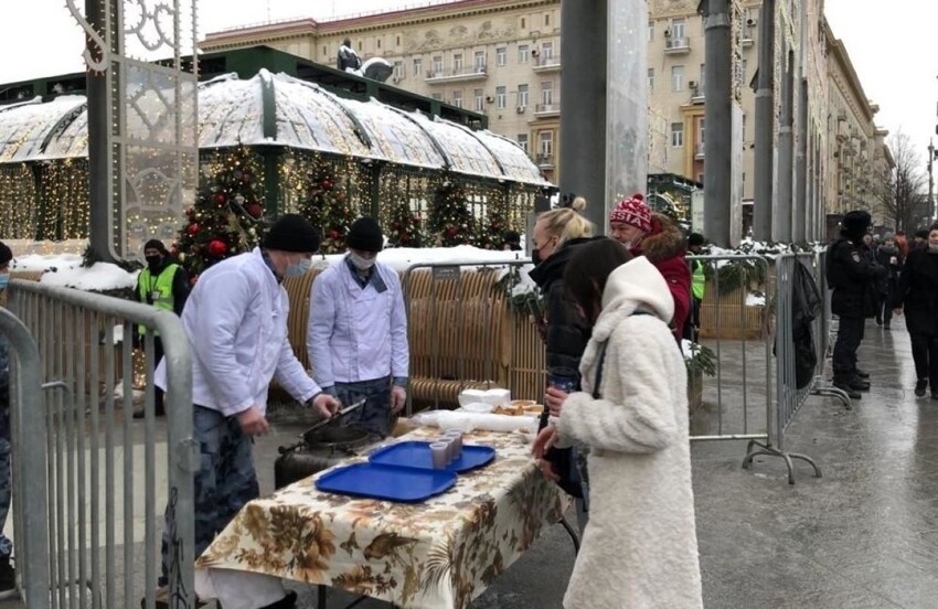 В Петербурге протестующий напал на автоинспектора и скрылся в толпе