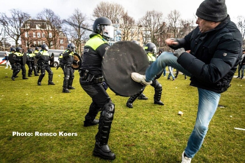 Водометы, собаки и кавалерия: в Нидерландах полиция жестко разогнала акцию протеста