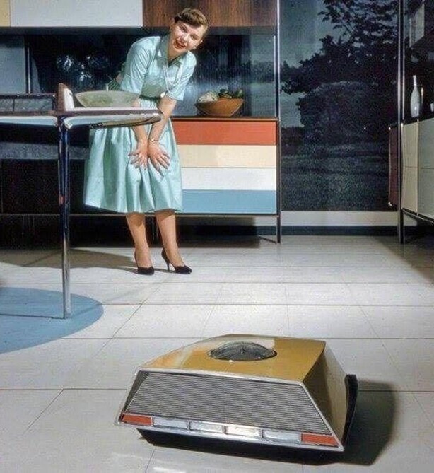 Первaя американская выставка в Москве, 1959 год. Экспозиция “кухня будущего”. Робот-пылесос фирмы RoboVac