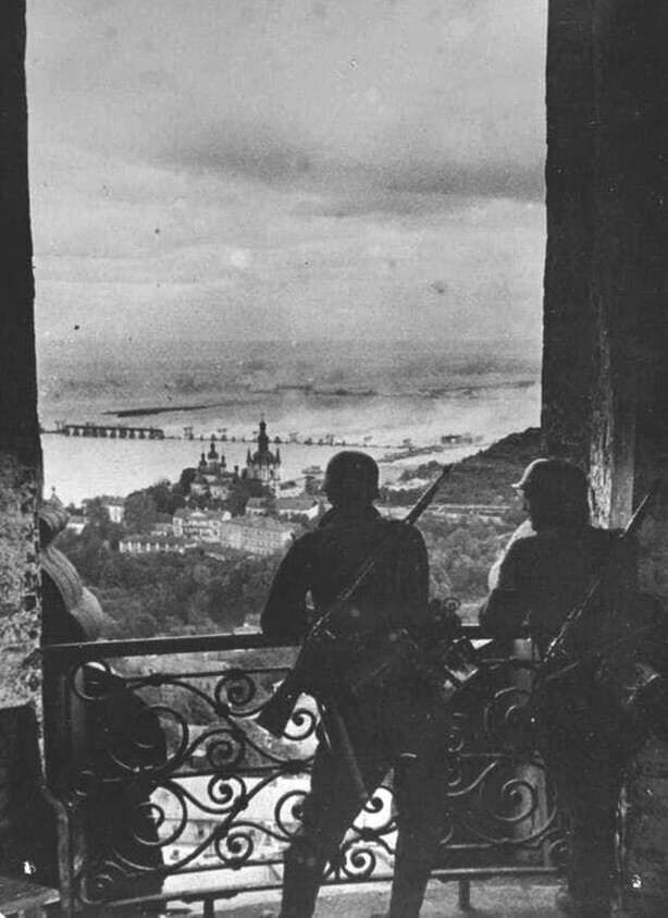 Немецкие солдаты в Киеве, 1941 год