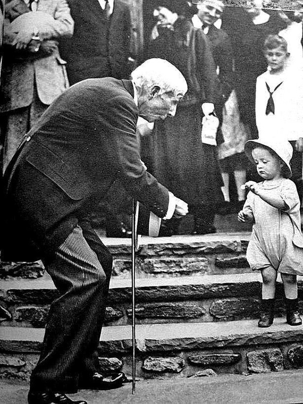 Миллиардер Джон Рокфеллер дарит пятицентовую монету ребенку на свое 84-летие, США, 1923 год