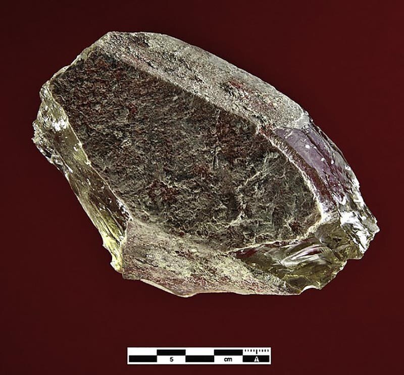 Обнаружен редкий хрустальный кинжал возрастом 5000 лет