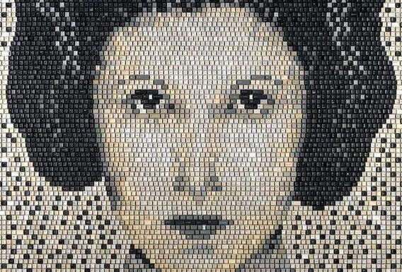 Художник создает мозаичные портреты из клавиш компьютерной клавиатуры