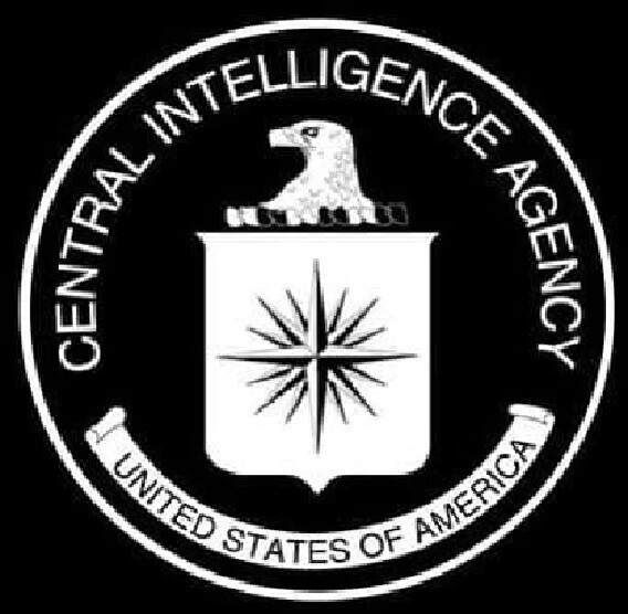 Дизайнер, придумавший новый ребрендинг ЦРУ — тот же чувак, который делал логотипы Граймс и Канье Уэста. Официальная печать не особо поменялась, но стала более лаконичной и монохромной.