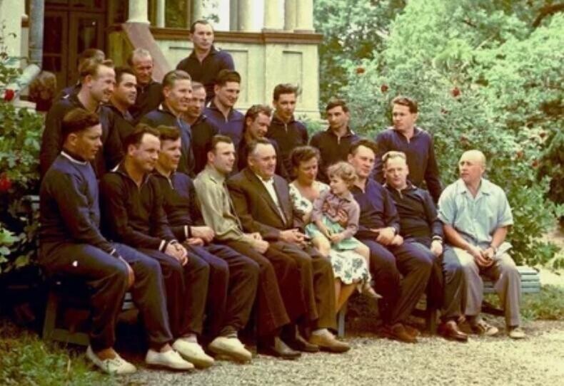 Группа руководителей и состав 1 отряда космонавтов на отдыхе, 1961 года (май)