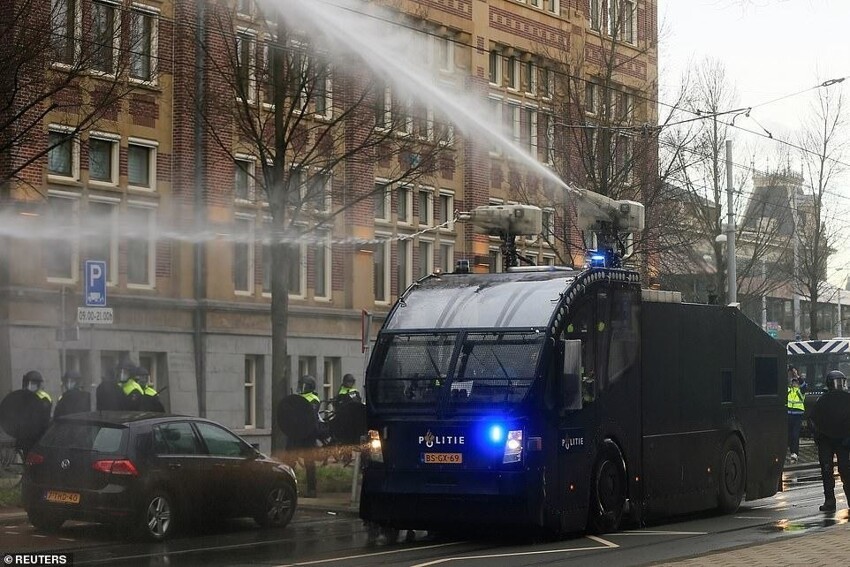 В Европе бушуют протесты против карантинных мер: фото с места событий