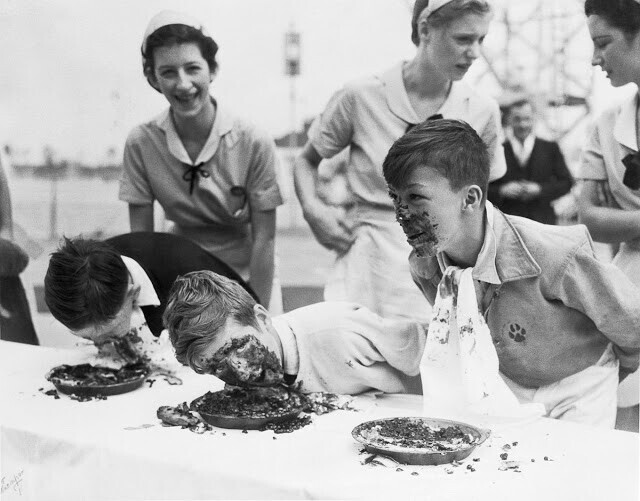 Конкурсы по поеданию пищи на скорость, фотографии первой половины 20 века
