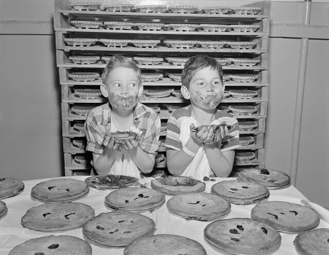 Конкурсы по поеданию пищи на скорость, фотографии первой половины 20 века